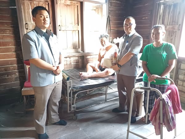 งานชุมชนสัมพันธ์ สน.จรเข้น้อย มอบถุงยังชีพผู้ป่วยติดเตียงชุมชนวัดสุทธาโภชนจากผู้ใหญ่ใจบุญให้การสนับสนุนปันน้ำใจให้ผู้ป่วยติดเตียง