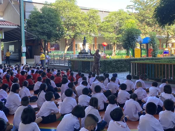 งานชุมชนสัมพันธ์ ตรวจเยี่ยมและประชาสัมพันธ์โครงการตำรวจประสานโรงเรียนและอบรมให้ความรู้เรื่องยาเสพติด