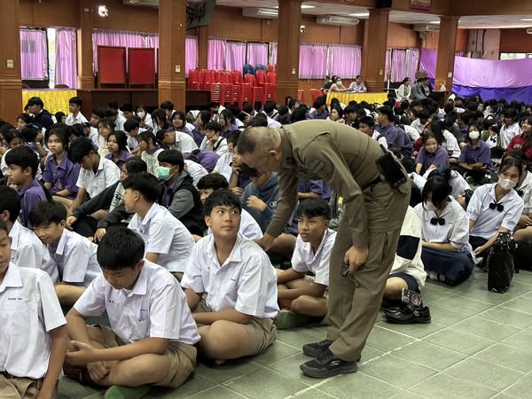 งานชุมชนสัมพันธ์ อบรมให้ความรู้บุหรี่ไฟฟ้ากับ น้องๆนักเรียน