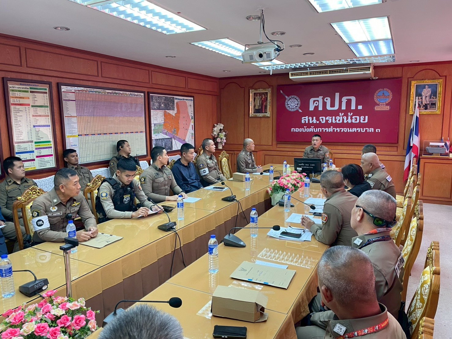 #สถานีตำรวจนครบาลจรเข้น้อย  ประชุมชี้แจง มอบนโยบาย ข้าราชการตำรวจ การปฏิบัติตามหน้าที่และประมวลจริยธรรมตำรวจให้กับข้าราชการตำรวจในสังกัดทุกนาย